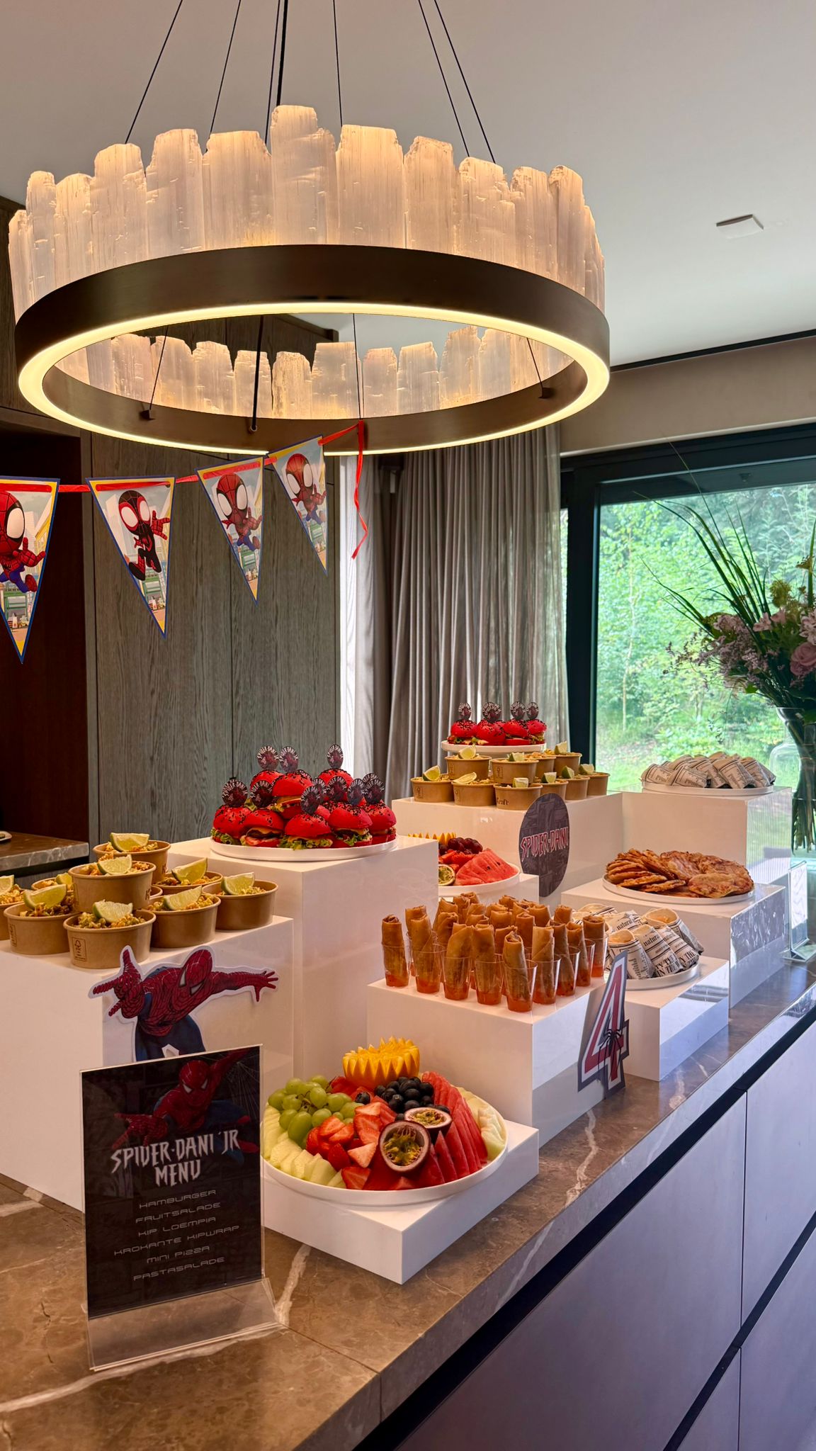 Kinderfeest tafel in Spider-Man thema met rode mini burgers